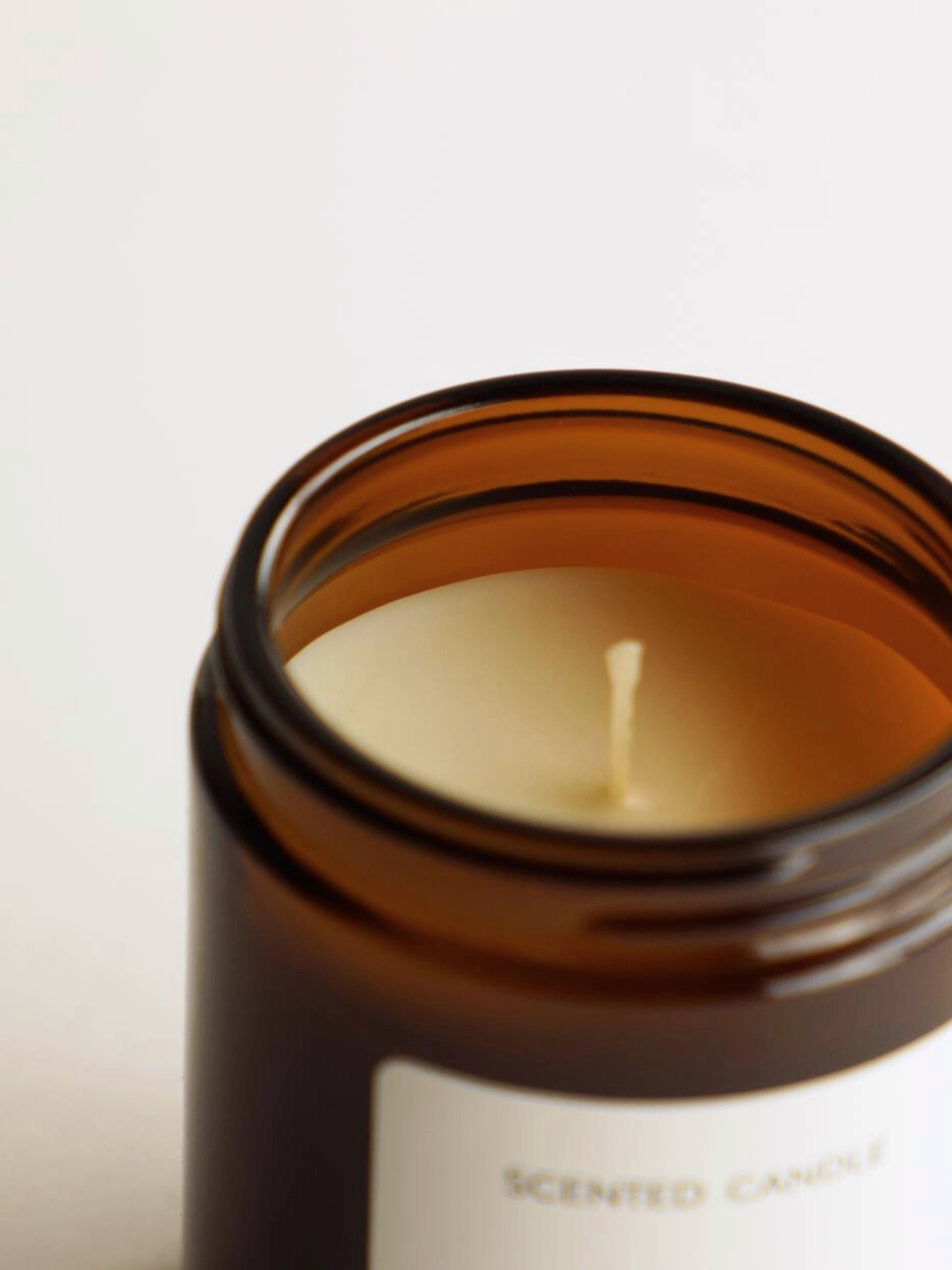 Bougie en cire végétale · CEDAR & OUD 135g