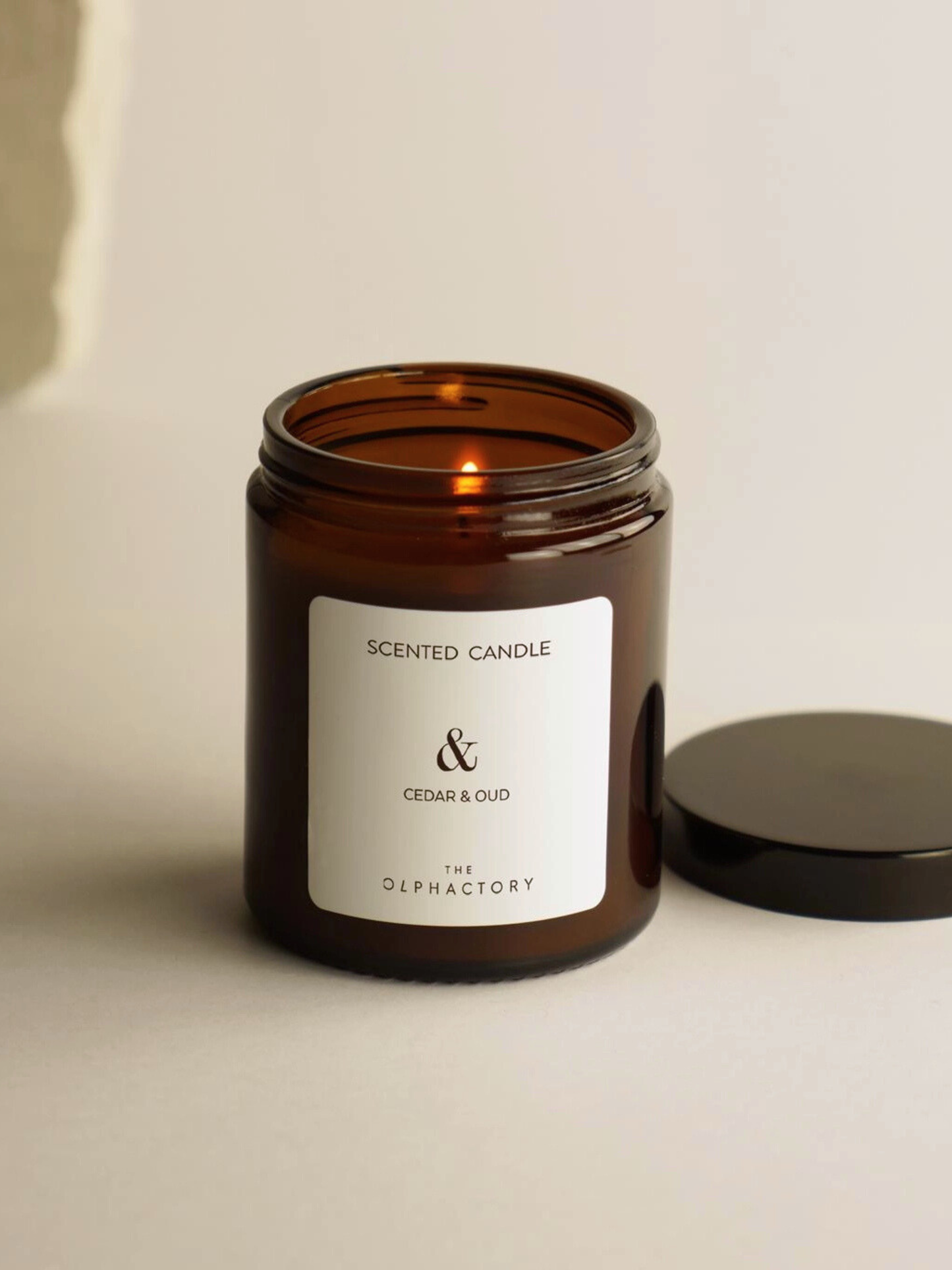 Bougie en cire végétale · CEDAR & OUD 135g