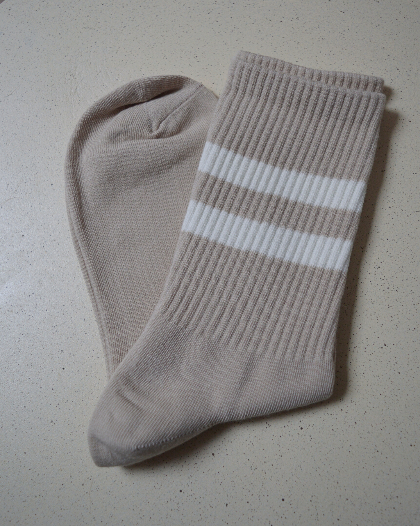 CHAUSSETTES · Beiges à lignes