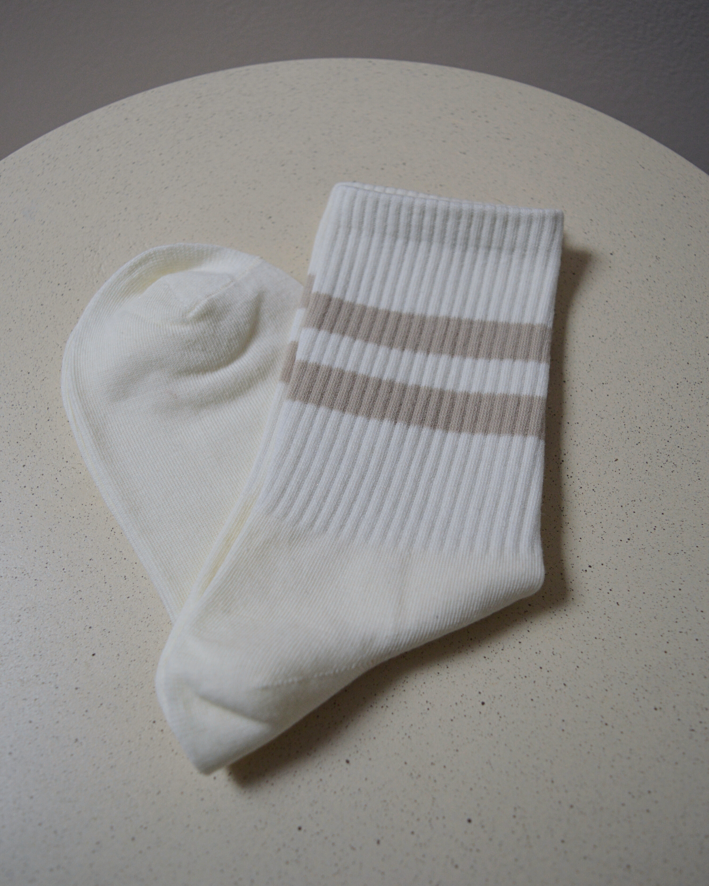 CHAUSSETTES · Blanches à lignes