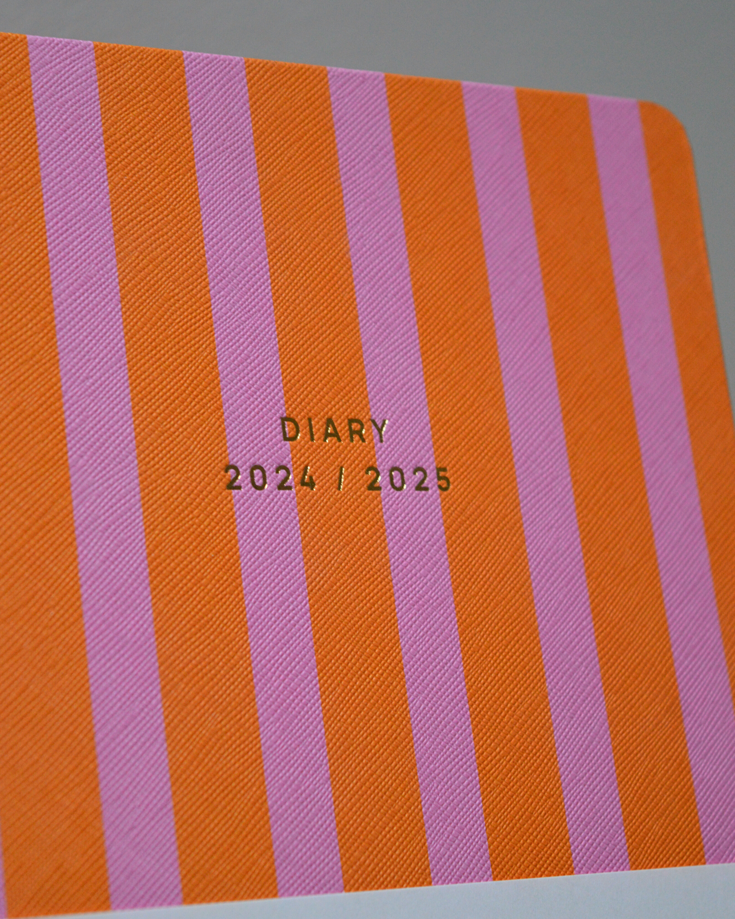 AGENDA SCOLAIRE 24/25 · Rayures orange et rose