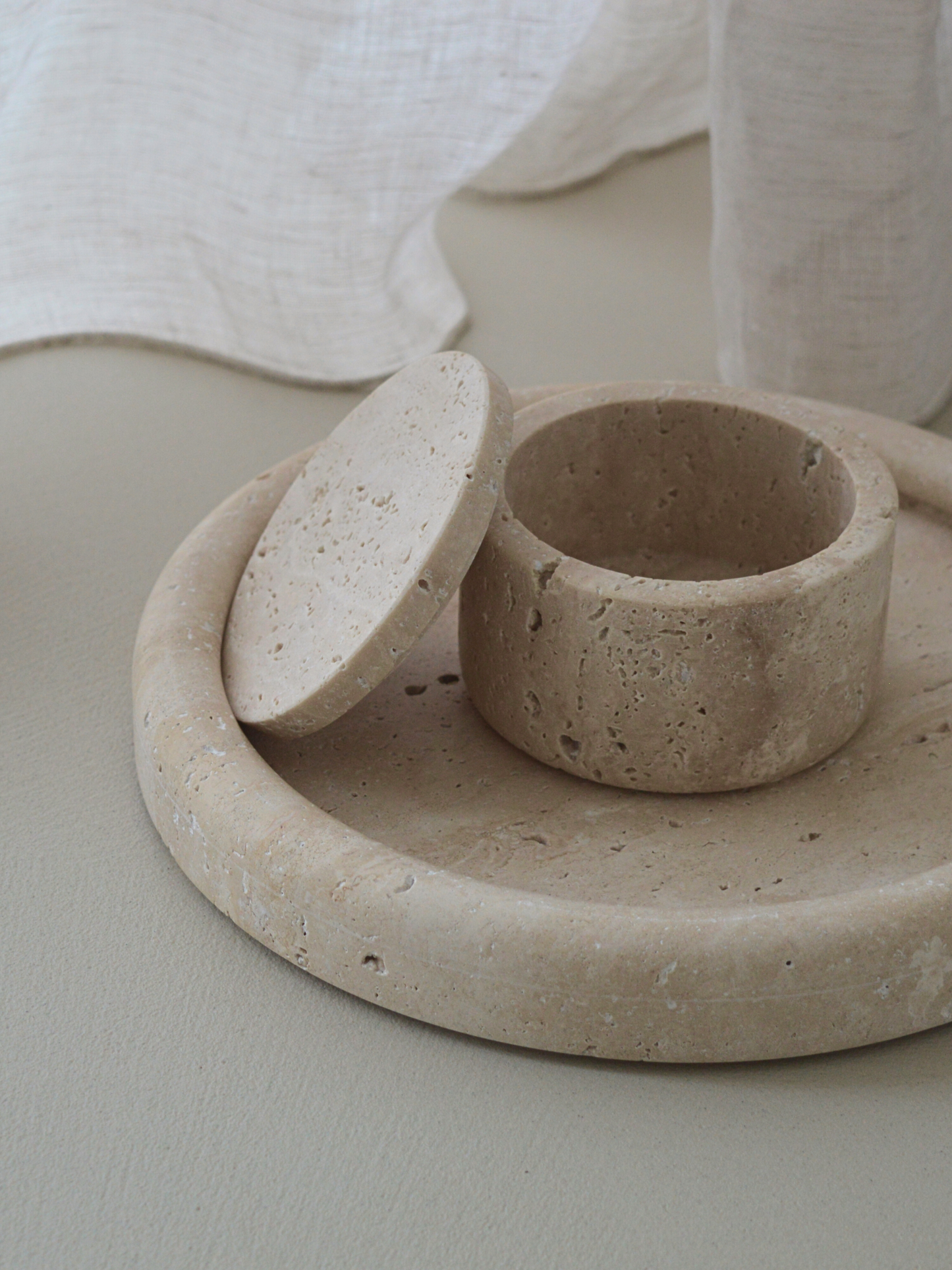 PLATEAU · Aria en travertin